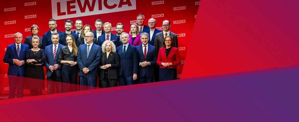 Grupa polityków Lewicy w formalnych ubraniach stoi na czerwonym tle z licznymi logotypami Lewicy.