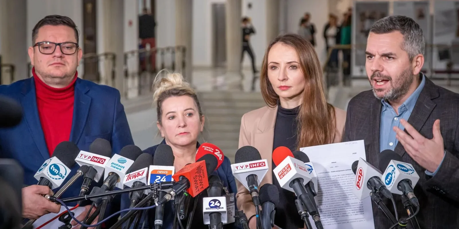 Czterech przedstawicieli Lewicy podczas konferencji prasowej otoczonych licznymi mikrofonami mediów prezentuje dokumenty i domaga się procedowania projektu ustawy przeciw bezprawnemu zwalnianiu związkowców.