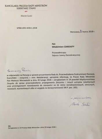 Fotografia urzędowego listu Kancelarii Prezesa Rady Ministrów z datą i odręcznymi podpisami, stanowiącego odpowiedź na petycję i informującego o powołaniu międzyresortowego zespołu ds. przeciwdziałania propagowaniu faszyzmu i nawoływania do nienawiści.
