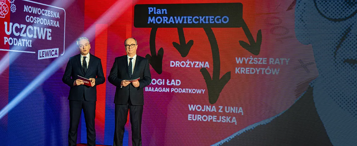 Na zdjęciu znajdują się dwaj mężczyźni stojący przed tłem z hasłem „Plan Morawieckiego”, które przedstawia krytyczne zagadnienia dotyczące polskiej gospodarki.