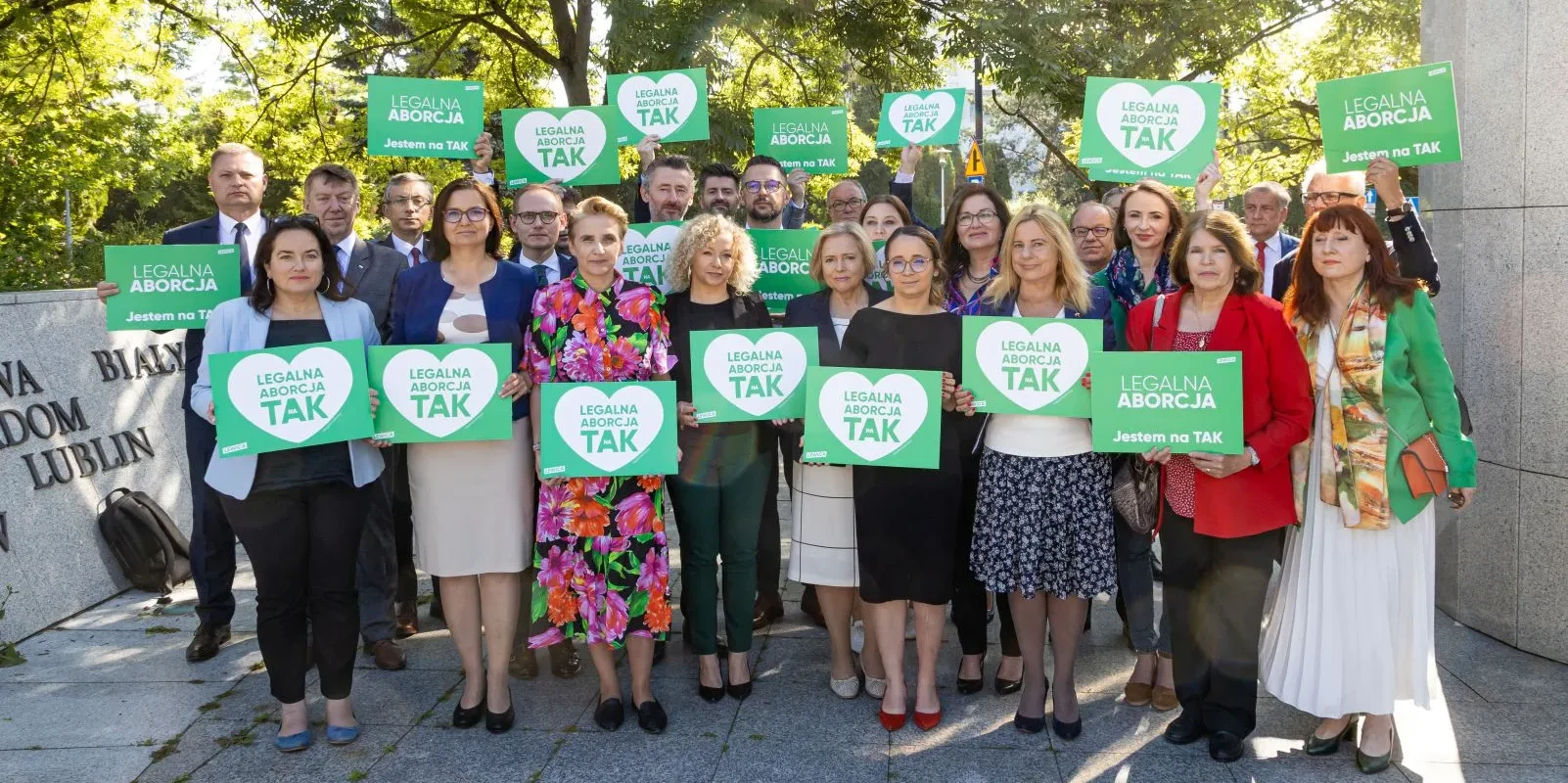 Na zdjęciu grupa osób trzymających transparenty ze sloganem "Legalna aborcja - jestem na TAK" podczas manifestacji w Lublinie.