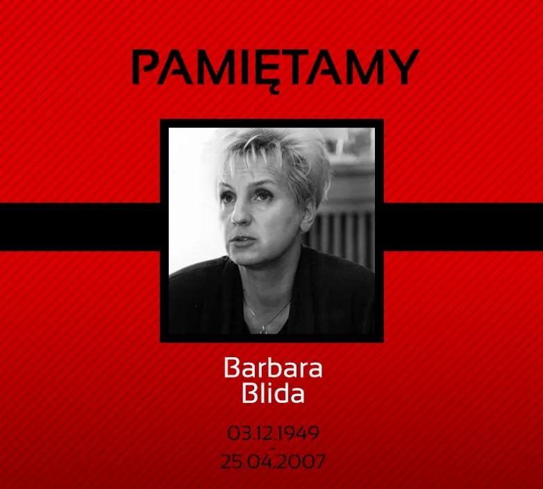 Czarno-biała fotografia kobiety na czerwonym tle z napisem PAMIĘTAMY i datami 03.12.1949 – 25.04.2007.