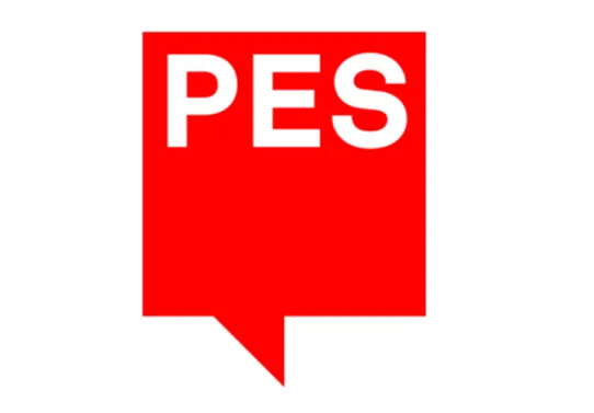 Logo PES – czerwone, w kształcie dymka z białymi literami PES.