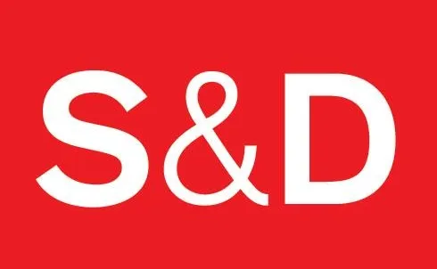 Logo S&D – białe litery „S&D” na czerwonym tle.