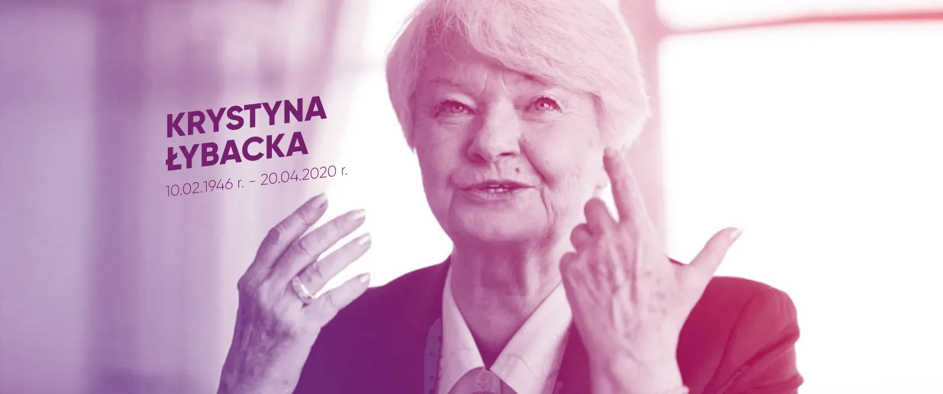 Pamiątkowy baner z portretem starszej kobiety w różowo-fioletowej tonacji i napisem z datami życia.