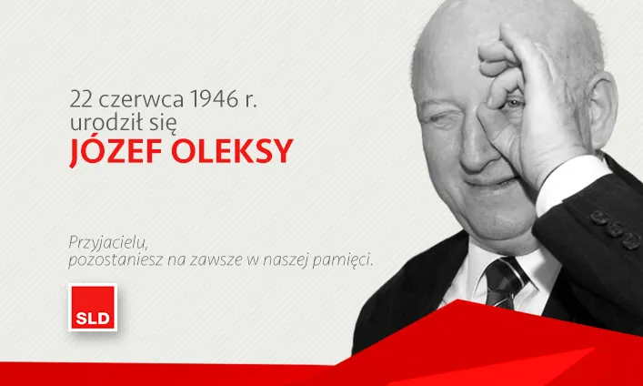 Czarno-białe zdjęcie uśmiechniętego starszego mężczyzny w garniturze robiącego gest „OK” przy oku, po lewej stronie napis o dacie urodzin (22 czerwca 1946) i czerwone logo SLD.
