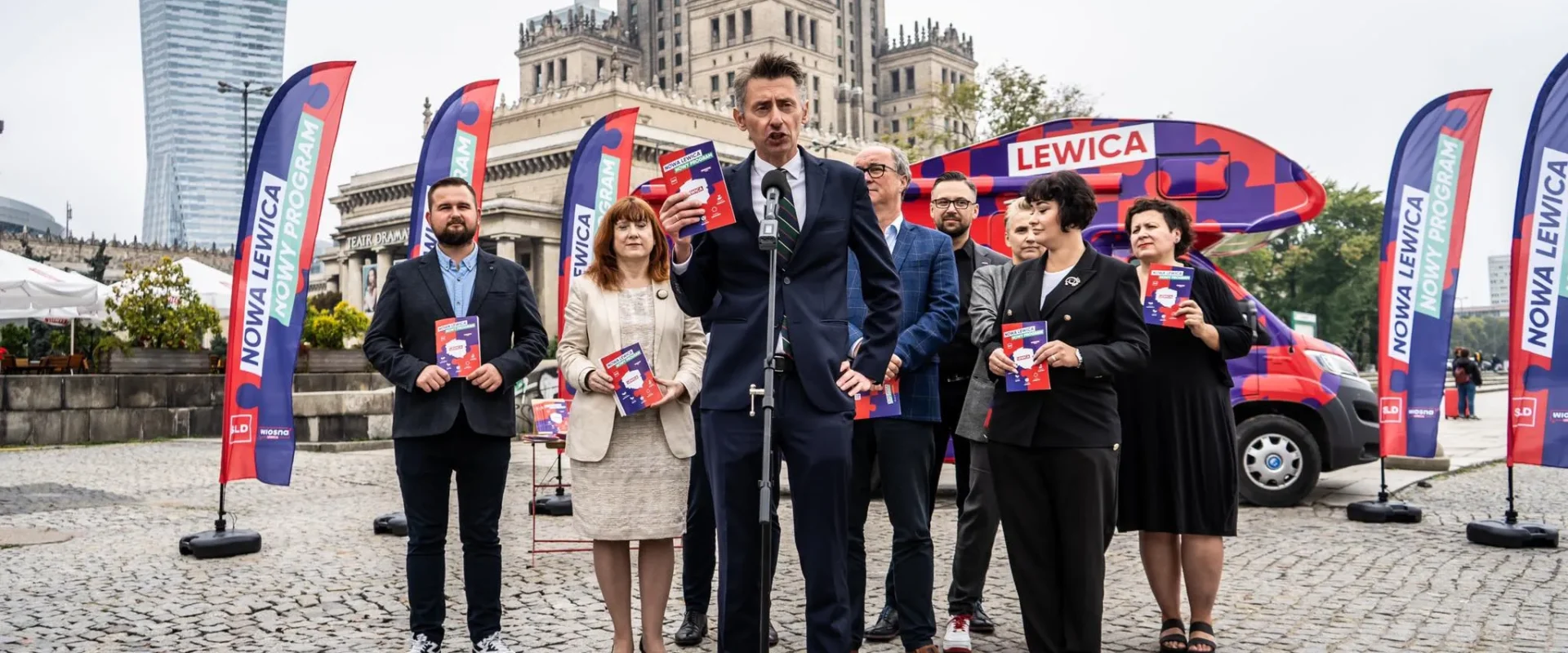 Konferencja prasowa przedstawicieli partii Lewica, podczas której prezentowany jest nowy program w centrum miasta.
