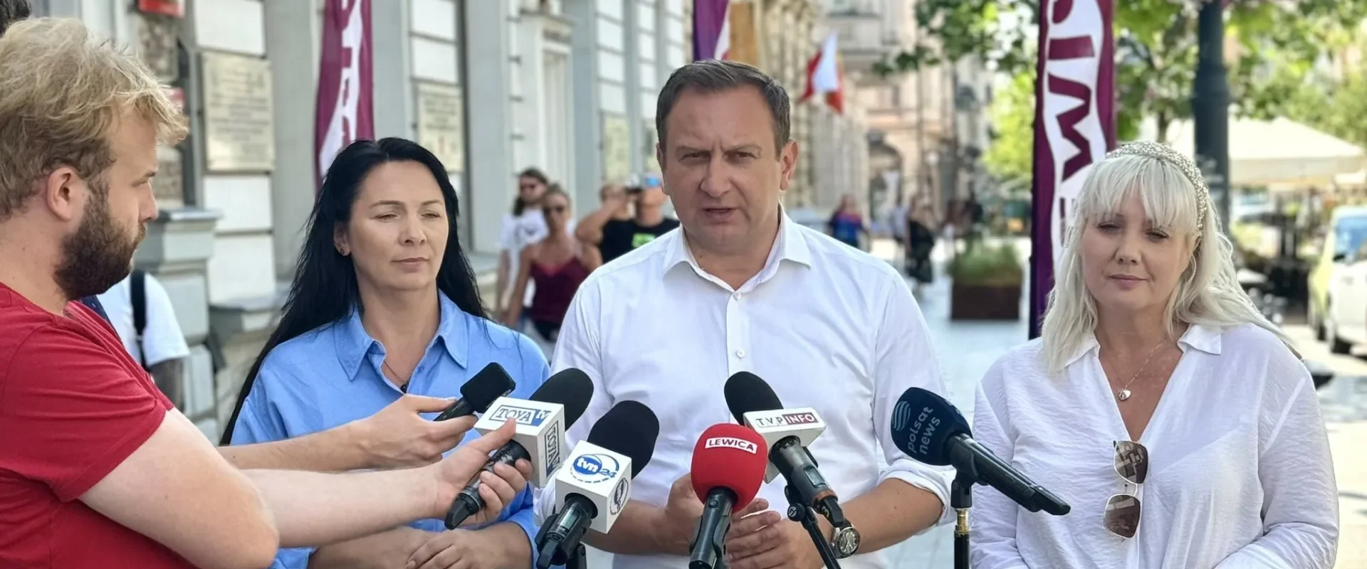 Trzy osoby stoją przed mikrofonami podczas konferencji prasowej na ulicy, omawiając możliwość głosowania nad projektem dekryminalizacji aborcji tuż po wakacyjnej przerwie.