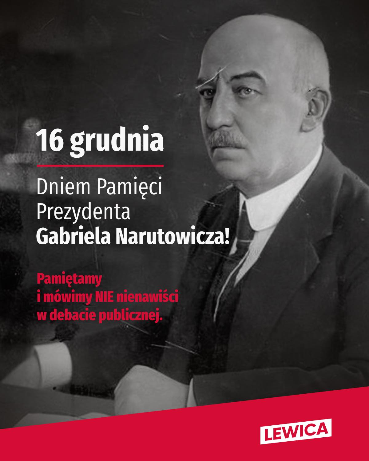 Portret mężczyzny w garniturze na czarno-białym tle, z nałożonymi napisami upamiętniającymi Dzień Pamięci Prezydenta oraz czerwonym paskiem na dole z logotypem Lewicy.