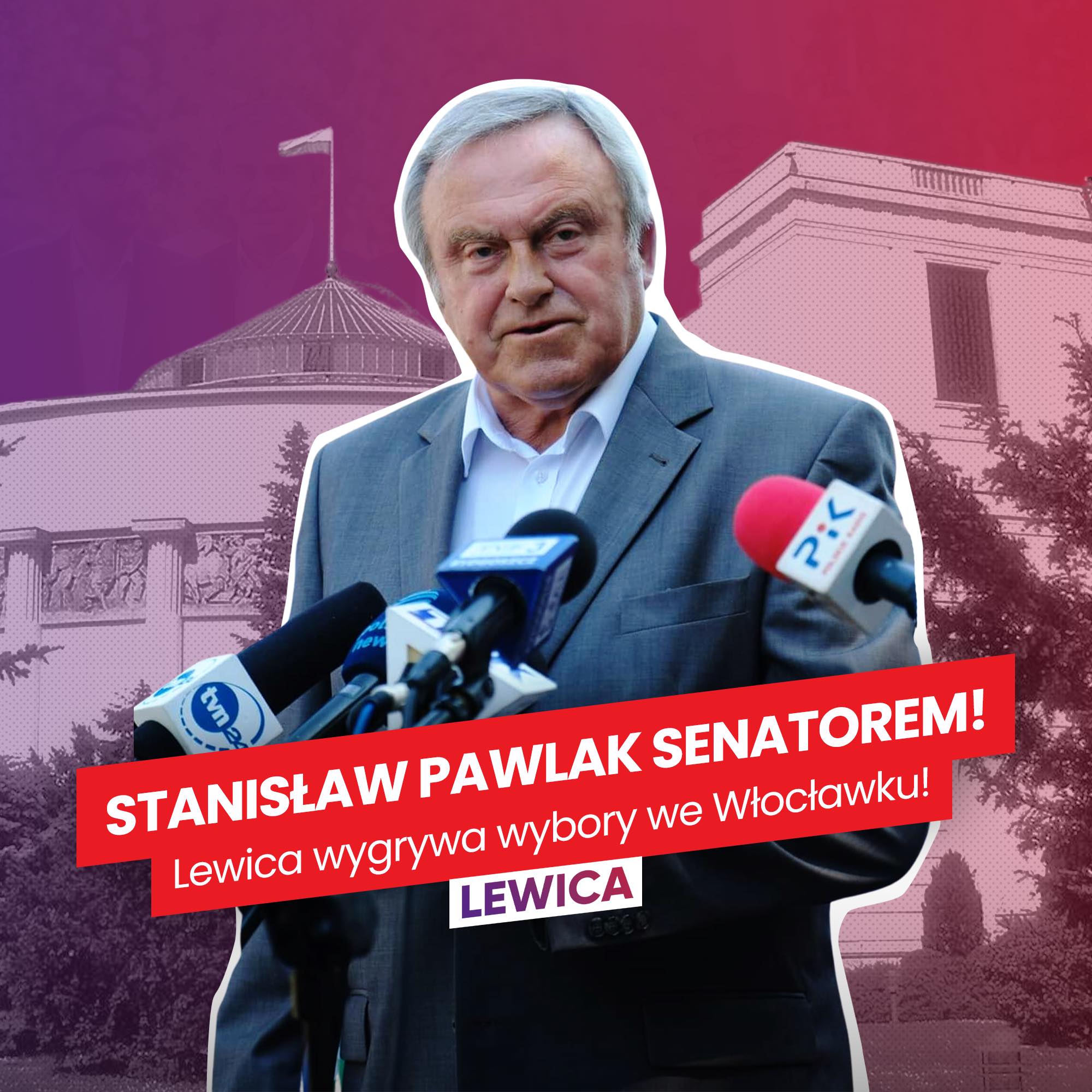 Polityk w garniturze udziela konferencji prasowej, stojąc przed zestawem mikrofonów, a w tle widoczny czerwony baner wyborczy Lewica.