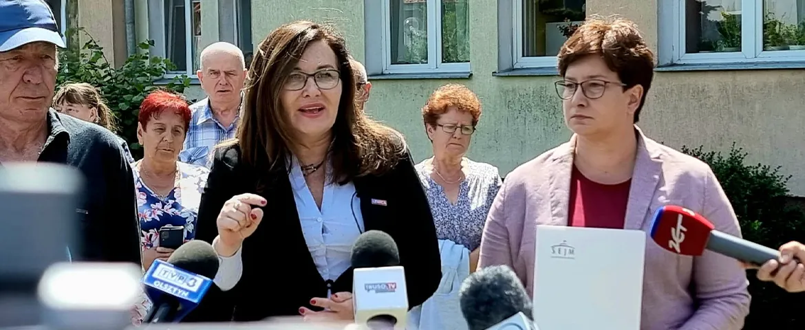 Na zdjęciu widoczna jest grupa osób podczas konferencji prasowej, w której dwie kobiety mówią do dziennikarzy, a w tle stoją z zainteresowaniem inni uczestnicy.