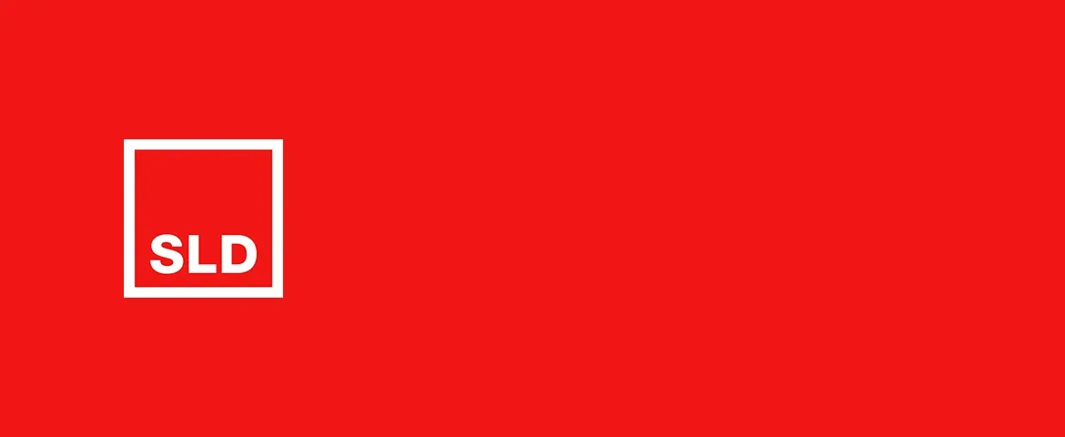 Czerwony baner z białym kwadratem i literami SLD po lewej stronie.