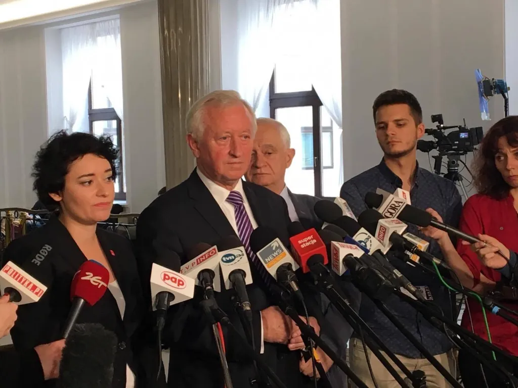 Politycy udzielają na konferencji prasowej oświadczenia przed licznymi mikrofonami i kamerami, komentując możliwą koalicję CDU/CSU, FDP i Zielonych.