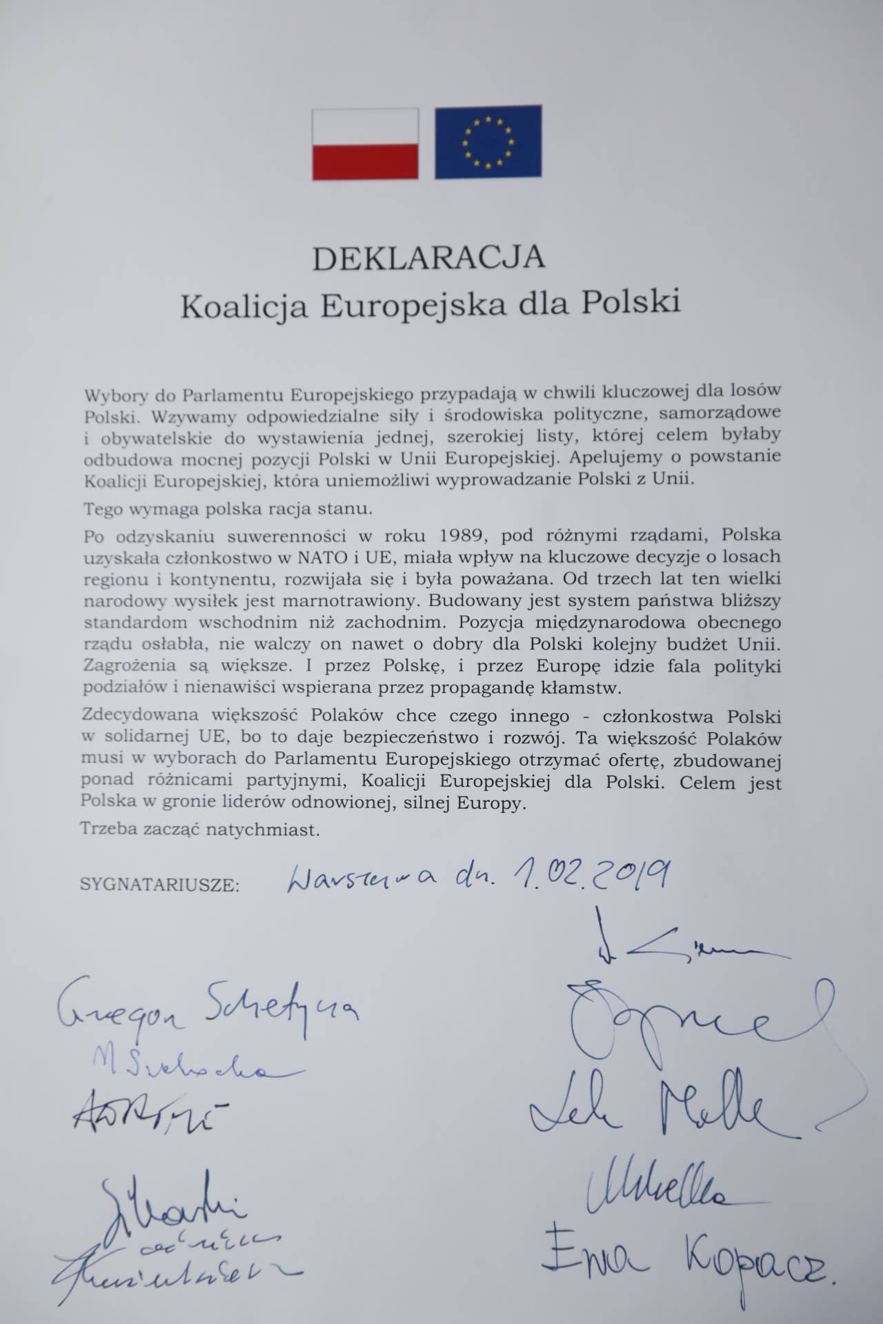 Dokument z flagami Polski i Unii Europejskiej na górze, tytułowany „Deklaracja Koalicja Europejska dla Polski”, zawierający długi tekst deklaracji i podpisy na dole.