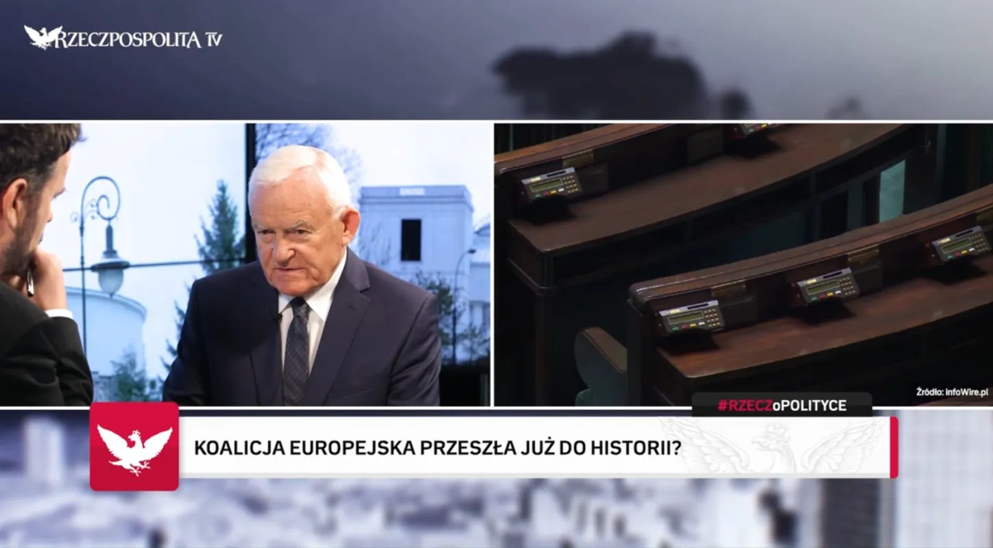 Zrzut ekranu z programu RZECZPOSPOLITA TV: po lewej dwie osoby rozmawiają w studiu, po prawej widoczne puste fotele z urządzeniami, a na dole baner z napisem „KOALICJA EUROPEJSKA PRZESZŁA JUŻ DO HISTORII?”.