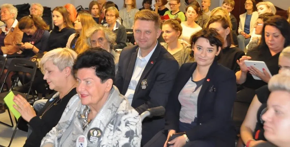 Grupa osób siedzi w sali konferencyjnej podczas wydarzenia związanego z podpisaniem Deklaracji Brukselskiej o aborcji jako fundamentalnym prawie kobiet.