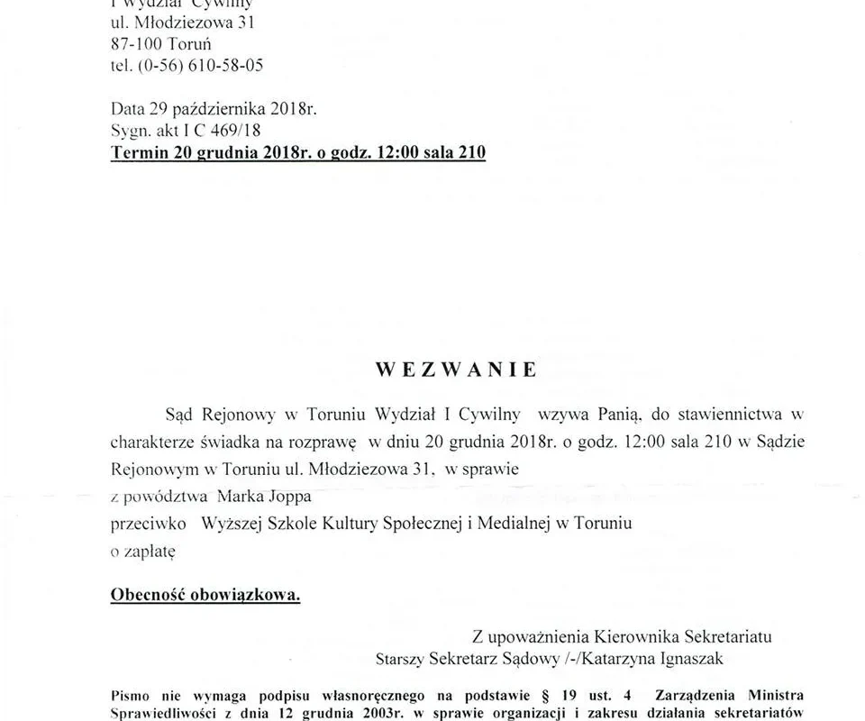 Skany dokumentu urzędowego: wezwanie z Sądu Rejonowego w Toruniu wzywające świadka na rozprawę w sprawie o zapłatę przeciwko Wyższej Szkole Kultury Społecznej i Medialnej w Toruniu.