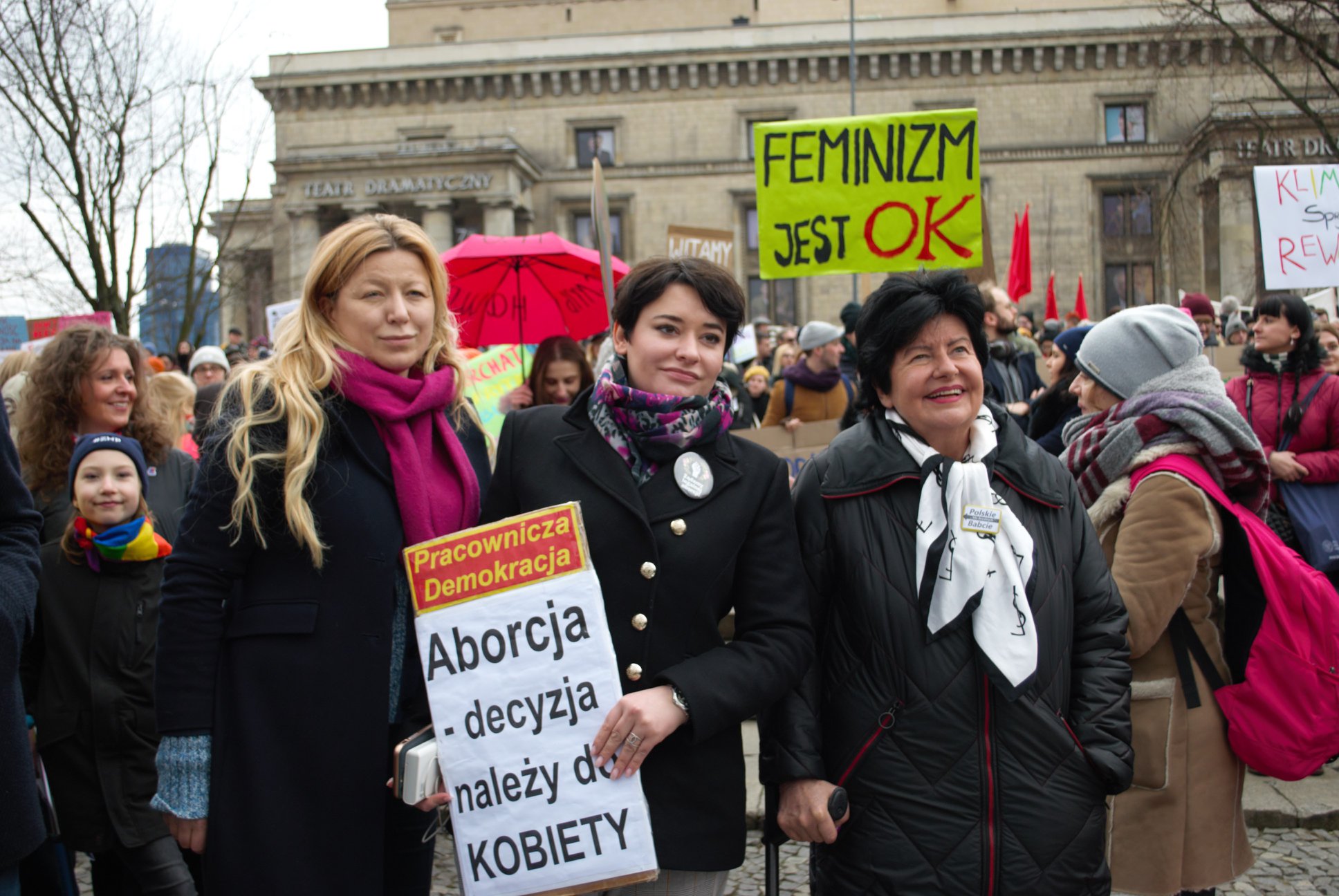 Grupa uczestników manify klimatu i antykapitalizmu trzyma hasła na transparentach, w tym „FEMINIZM JEST OK” oraz „Aborcja – decyzja należy do KOBIETY”.