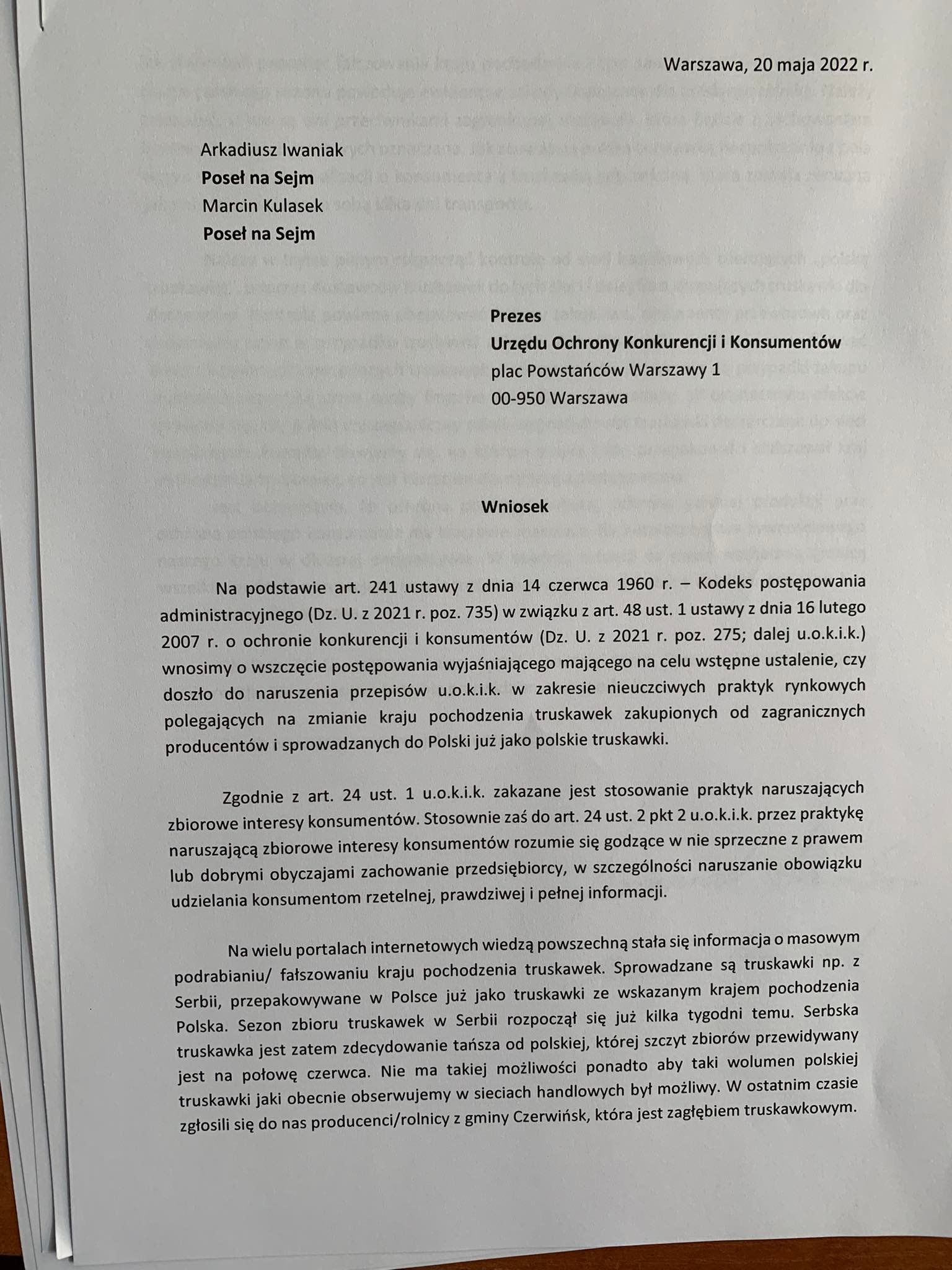 Dokument przedstawia pismo z dnia 20 maja 2022 roku skierowane przez posłów Arkadiusza Iwaniaka i Marcina Kulaska do Prezesa Urzędu Ochrony Konkurencji i Konsumentów dotyczące praktyk rynkowych związanych z pochodzeniem truskawek.